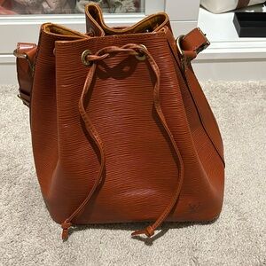 LV Epi bucket bag M